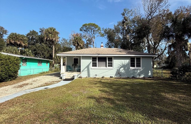 Charming 2-bedroom bungalow in lovely Daytona Beach with WiFi, AC