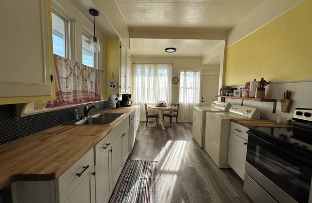 Charming 2-bedroom house in welcoming Klamath Falls with WiFi, AC