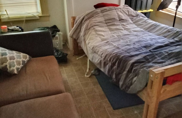 Charming 2-bedroom apartment in delightful Rochester with WiFi, AC