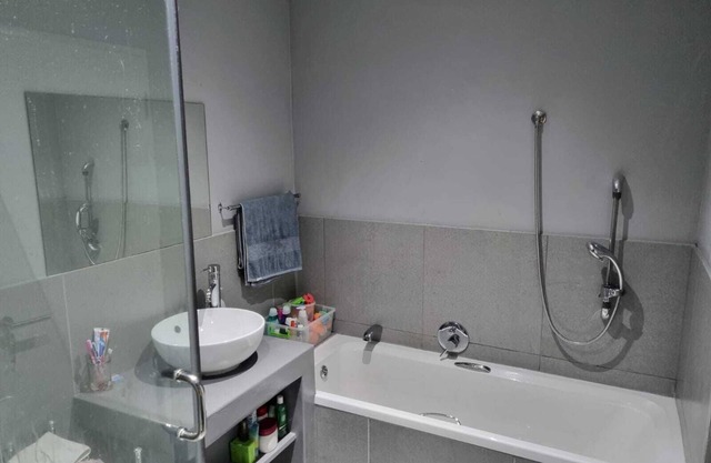 Charming 2-bedroom apartment in Cape Town Near Beaches & CBD with Wifii