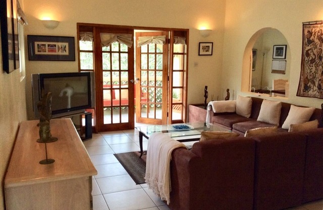 Charming 2-bedroom apartment with AC, WiFi in enchanting Holetown