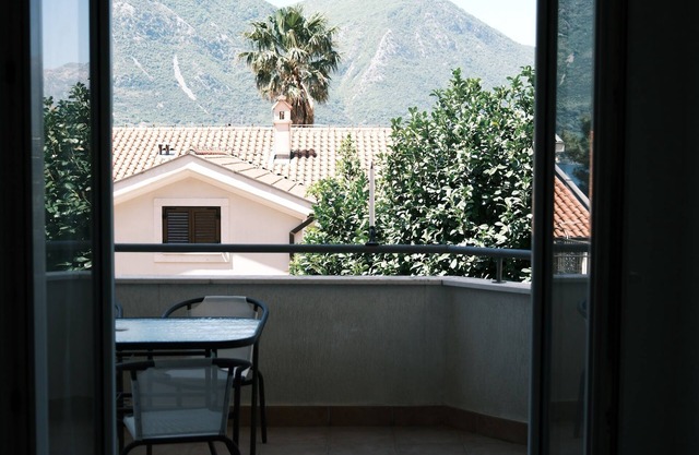 Charming 2-bedroom apartment with sea view, AC, free parking Steps to beach