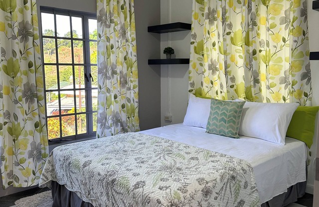 Charming 2-bedroom apartment with WiFi, AC and incredible views in Maraval