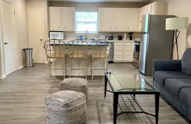 Charming 2-bedroom apartment with pool access in a quiet neighborhood in Conroe.