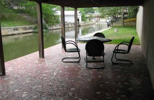 Charming 2-bedroom cabin in Kingsland with boat lift, lake access, WiFi and AC