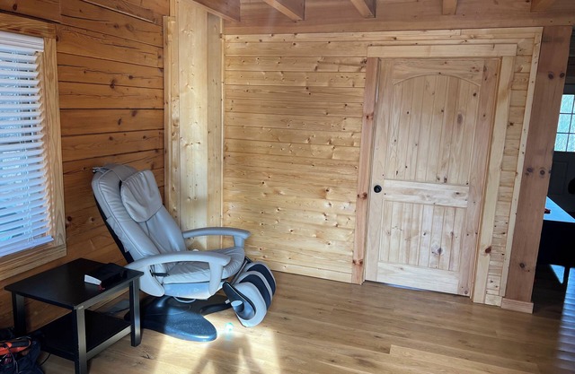 Charming 2-bedroom cabin in Woodlawn/Galax VA with modern features