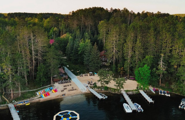 Charming 2-bedroom cabin ON VERMILION with sand beach, sauna, pickle ball, sauna