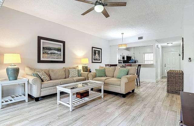 Charming 2-bedroom condo in Central Naples