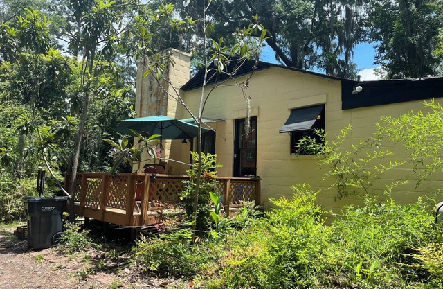 Charming 2-bedroom cottage with fenced yard is pet friendly and waiting for you!