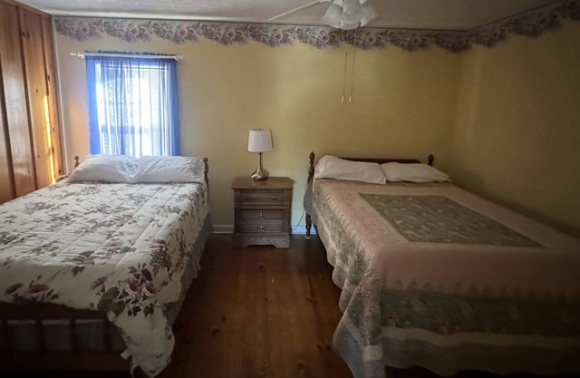 Charming 2-bedroom cottage in Oakdale with WiFi, AC