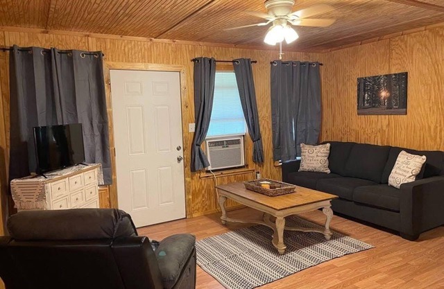 Charming 2 bedroom house in Broken Bow, only 200 yards from Mt. Fork River!