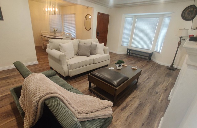 Charming 2-bedroom house with WiFi, AC in wonderful Inglewood near SOFI