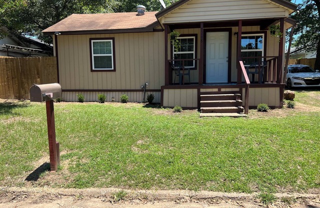 Charming 2-bedroom house with AC, WiFi minutes away from the TX/AR Stateline