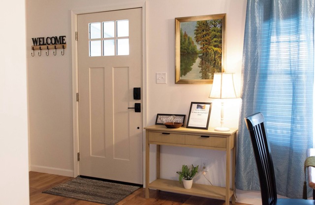 Charming 2-bedroom home, Close to I-57 with Fast WiFi in welcoming Marion