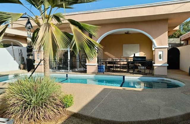 Charming 2-bedroom house with fitness room, WiFi in Ngaparou. Airport pick up.