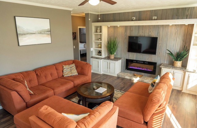 Charming 2-bedroom house with WiFi, Patio/grill in wonderful Kirksville area.