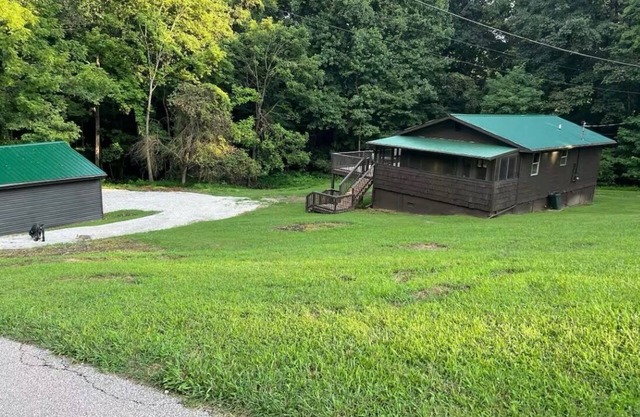 Charming 2-bedroom house located in beautiful wooded setting!