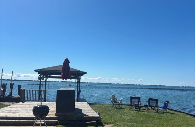 Charming 2-bedroom lakefront cottage in Ira, along Anchor Bay with AC