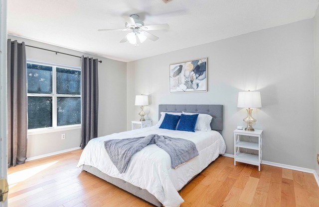Charming 2-bedroom, queen-bed, townhome in the center of Lafayette with AC, WiFi