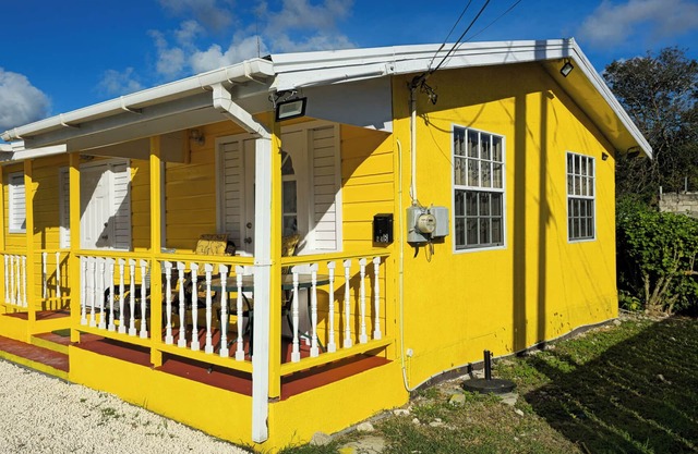 Charming 2-bedroom Sunshine Cottage on south coast with WiFi, AC