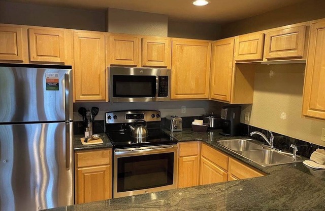 Charming 2-bedroom lodge with WiFi, ski-in and ski-out, walking distance to town