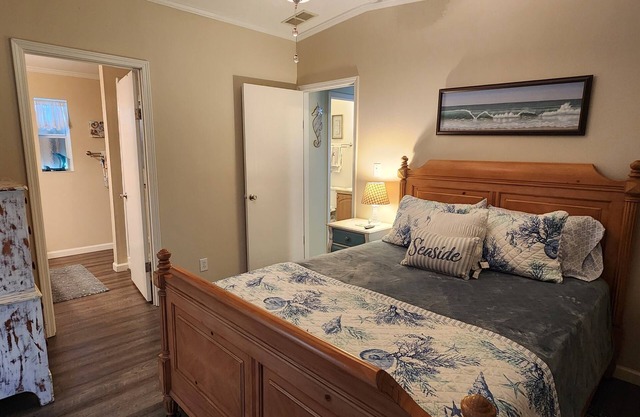 Charming 2-bedroom house in N Hutchinson Island across the street from the beach