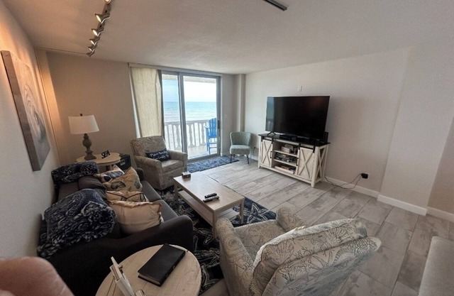 Charming 2-bedroom condo in wonderful Ormond Beach with pool, WiFi, Smart TVs