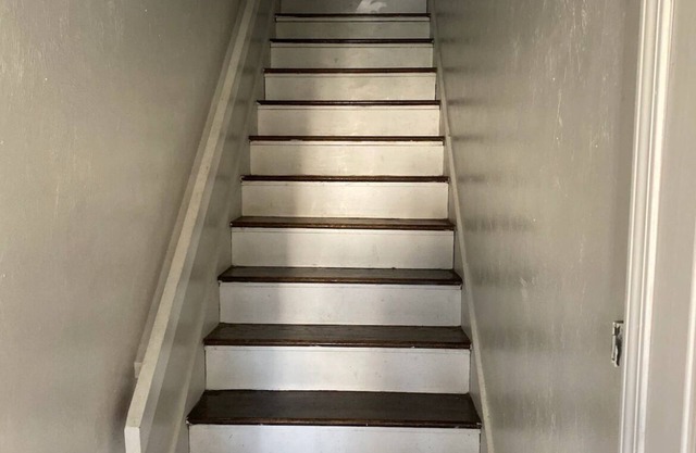 Charming 2-bedroom townhome with WiFi and AC in Tallahassee. Walk to Stadium FSU