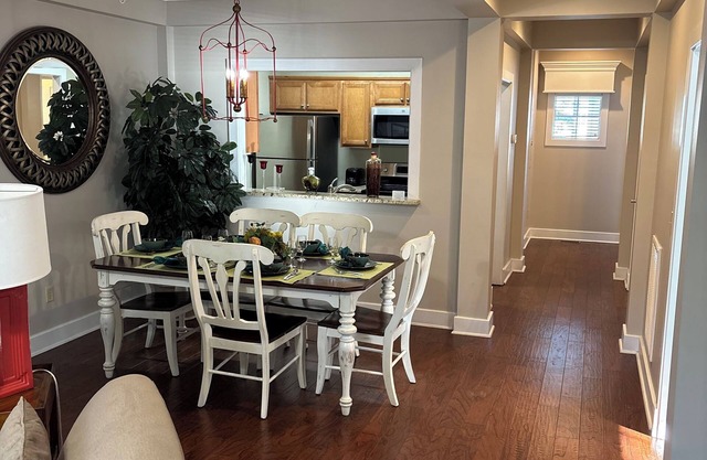 Charming 2-bedroom condo in superb Williamsburg with WiFi, fitness room