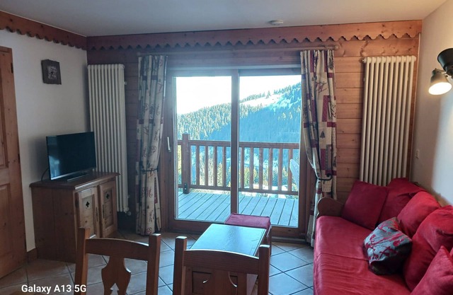 Charming 2-bedroom apartment with pool near slopes in Les Arcs 1800
