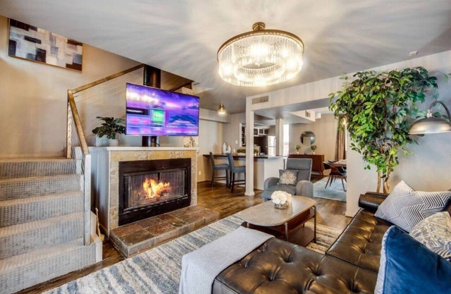 Charming 2-story loft with dual king bedrooms near Historic Swiss Ave.