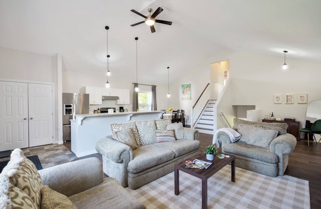 Charming 2Bdrm Stay in the Hear of Fenelon Falls | Walk to Lake Cameron