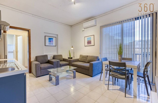 Charming 2BR Apt with Balcony & city views, Sliema