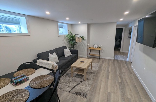 Charming 2BR at walking distant from Mall, retails, parks and restaurants.