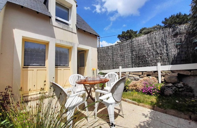 Charming 2BR Villa in La Trinité/Mer, 800m from Beach, WiFi, Terrace, Close to Port