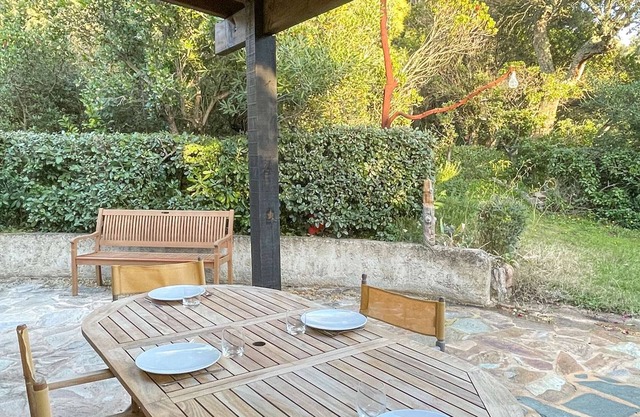 Charming 2BR Mini-Villa, 100m to Santa-Giulia Beach, Terrace, BBQ, Private Parking, A/C in Living Room