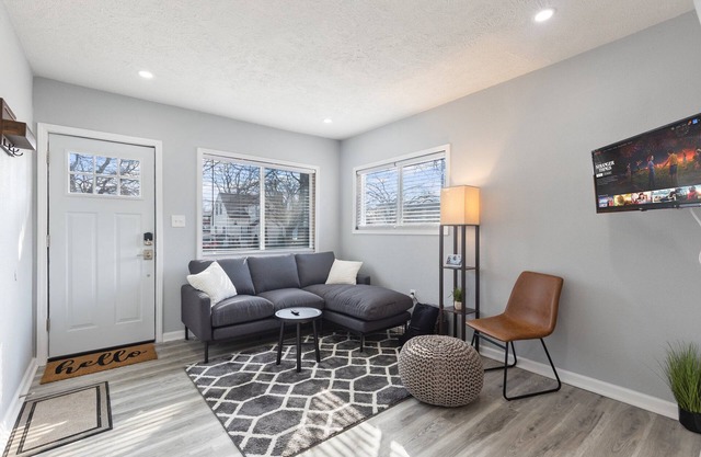 Charming 2BR South Lansing Retreat Close to MSU & Downtown
