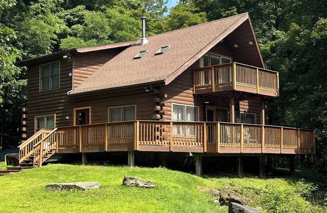 Charming 3-bdrms & loft cabin, with WiFi, mins to Elk Mountain by Lake Idlewild