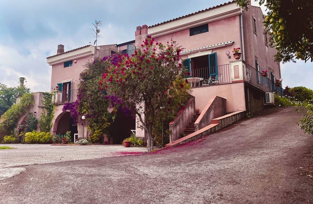 Charming 3-bedroom country house with Jacuzzi and tank pool
