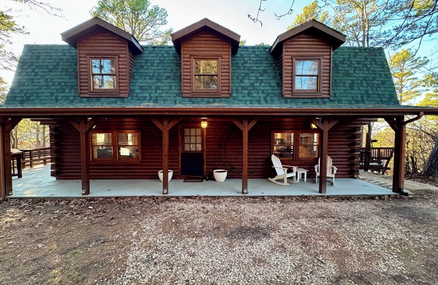 Charming 3-bedroom cabin with King Beds with Hot Tub in tranquil Eureka Springs