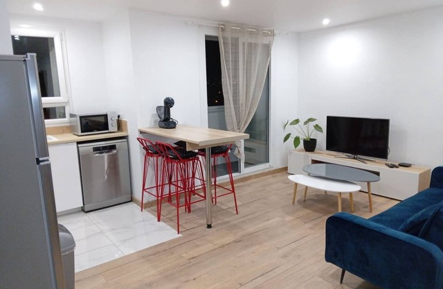 Charming 3-bedroom apartment near town center