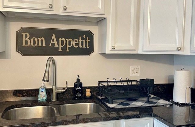 Charming 3-bedroom apartment in delightful downtown Elmhurst - steps to Metra