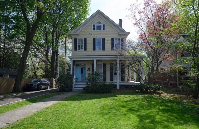 Charming 3-bedroom farmhouse with amenities in Montclair
