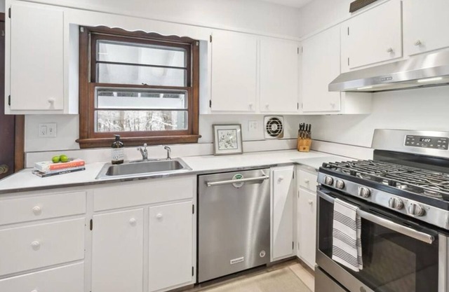 Charming 3-bedroom house in enchanting Chappaqua with WiFi, AC and Sanctuary.