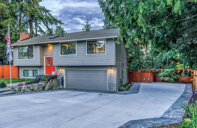 Charming 3-bedroom house with WiFi, AC in delightful Kirkland. Hot Tub
