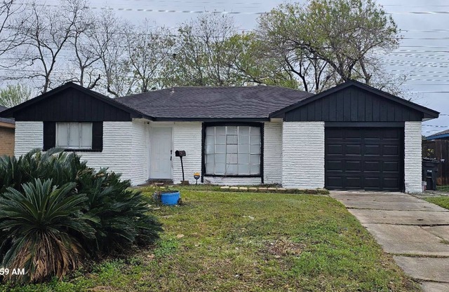 Charming 3-bedroom house with Backyard