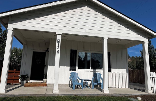 Charming 3-bedroom house with game room, outdoor living area, in Beautiful Bend