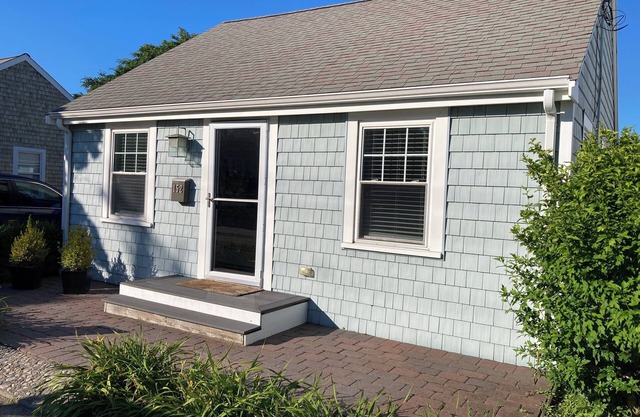 Charming 3-bedroom house with AC & WiFi in Hull; steps to Nantasket beach