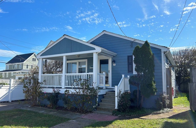 Charming 3-bedroom house with ocean views, WiFi, AC in delightful Hull