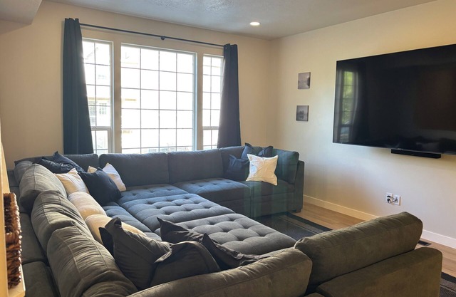 Charming 3-bedroom townhome in Provo new remodel